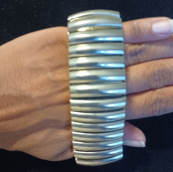 Silvertone stretch bracalet - Picture 3 of 4
